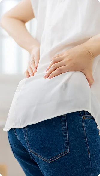 腰を押さえている人