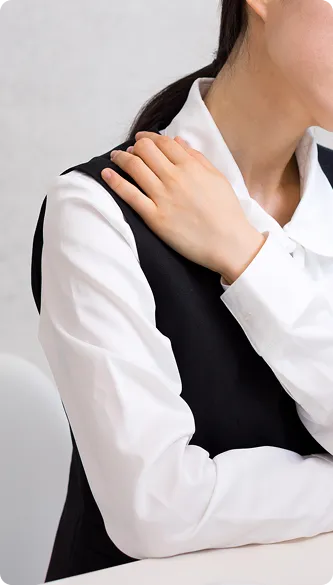 肩を押さえている人物