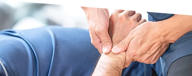 手首や腕の関節の動きを確認し、痛みの根本原因を特定している風景