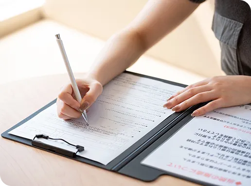 患者の背中を丁寧に指圧し、筋肉の緊張をほぐす院長の施術風景